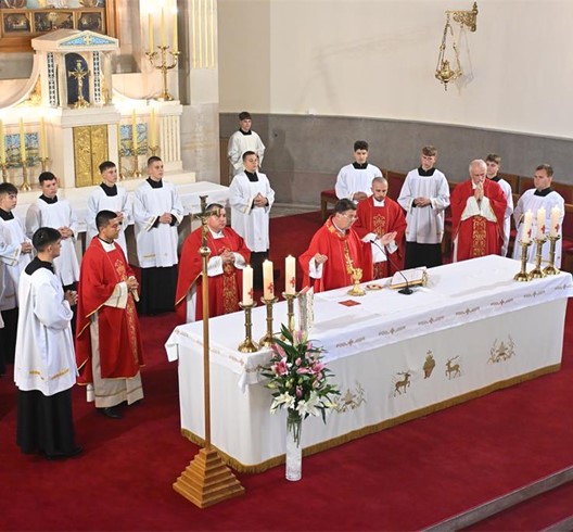Biskup Šaško predvodio misu zaziva Duha Svetoga za učenike i djelatnike Nadbiskupske klasične gimnazije